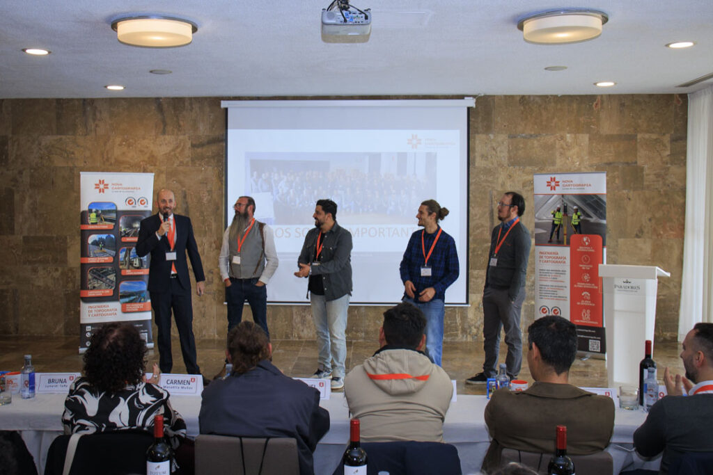 Equipo de topógrafos de Nova Cartografía